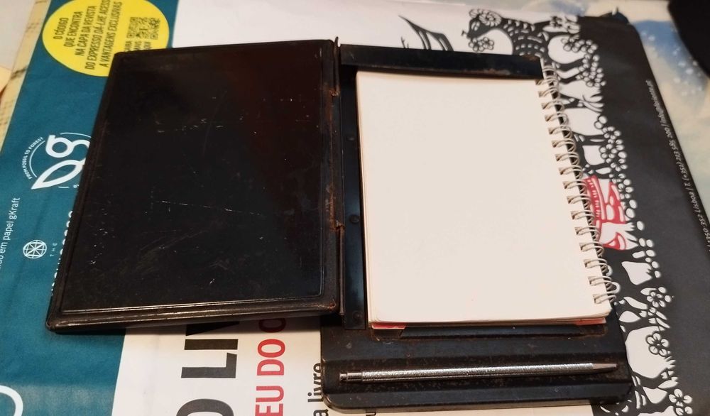 Suporte antigo chinês em metal, para bloco de notas.
