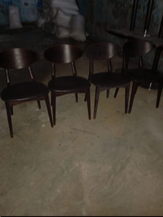 Vendo 8 cadeiras muitas bonitas bom estado