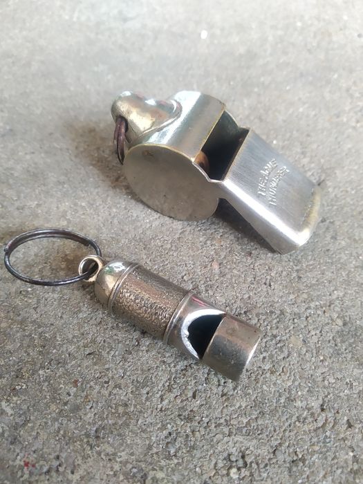 Apito antigo de futebol" The Acme Thunderer" Inglês e apito da polícia