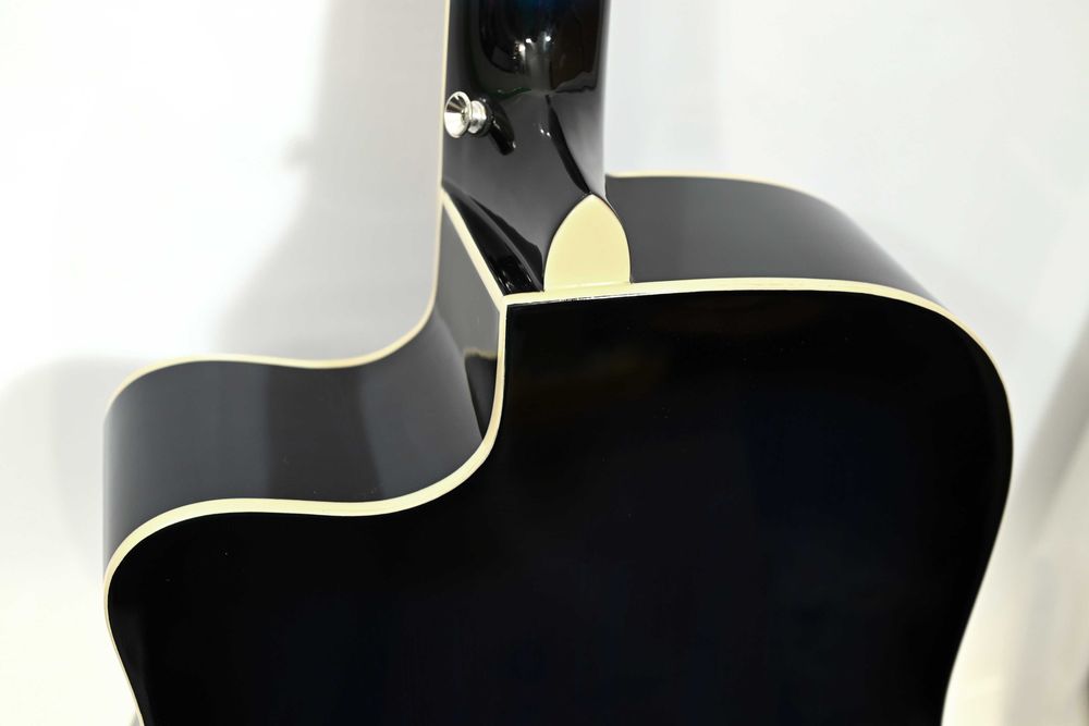Gitara elektroakustyczna Harleya z pokrowcem