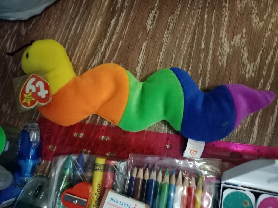 Карандаши, фломастеры, точилки, краски, линейки.