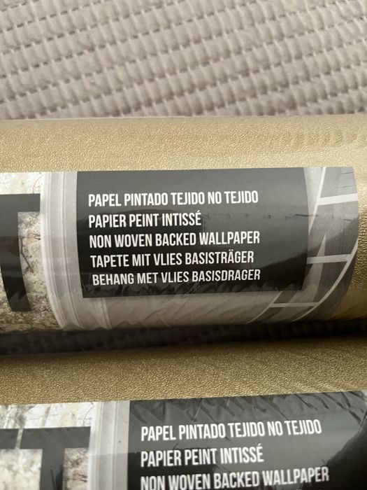 Papel de parede em tom dourado mate