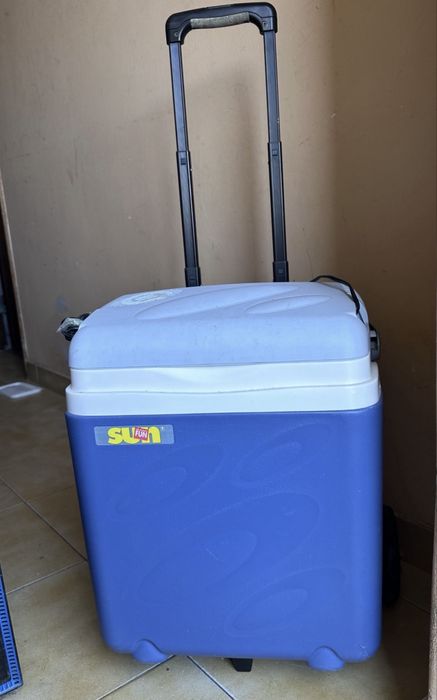 Arca congeladora transportavel com ligação elétrica