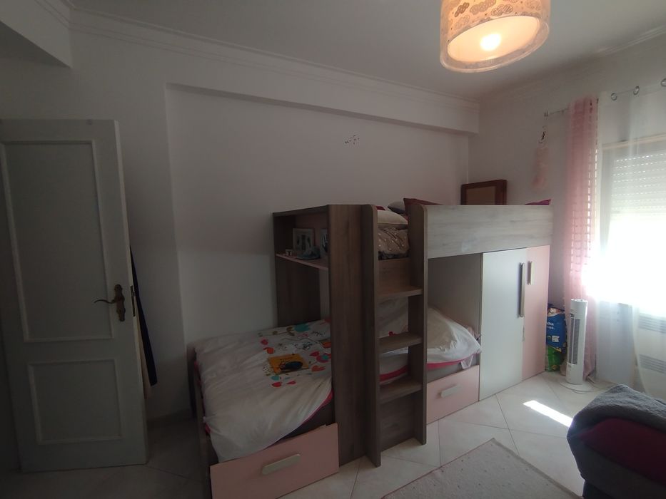 Beliche rosa cinzento e branco com roupeiro