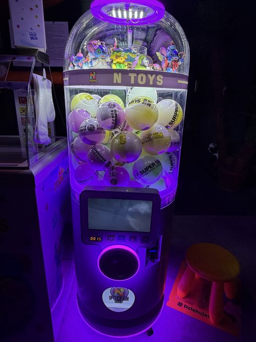 Automat Vendingowy nowej Generacji , sprzedający kulki z zabawkami