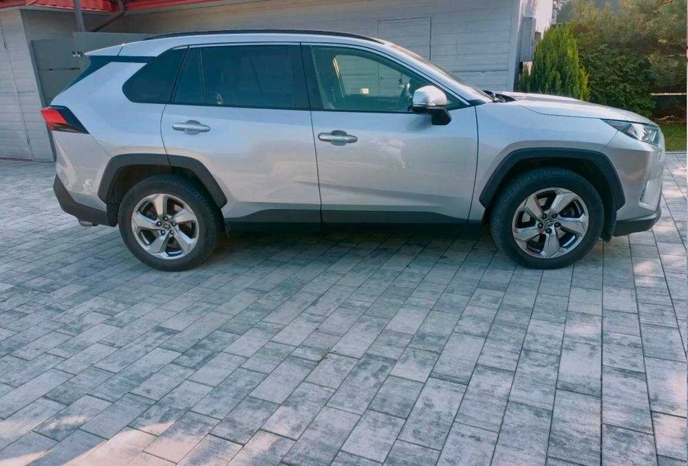 Продам Toyota Rav4 2021