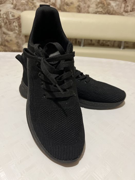легкі спортивні або прогулянкові кросівки Skechers