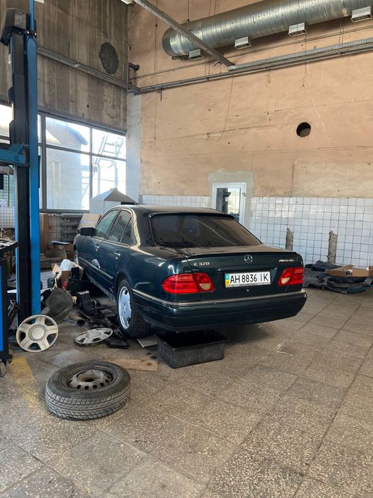 Продам Mercedes-Benz 210 3.2 автомат 320