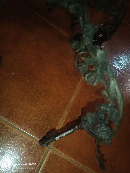 Uma magnífica peça de candeeiro não é parafusada as peças estão todas