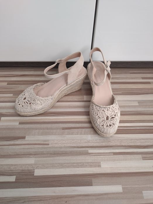 Buty na koturnie