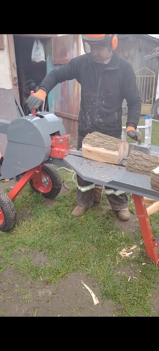 Рубаю дрова дровоколом