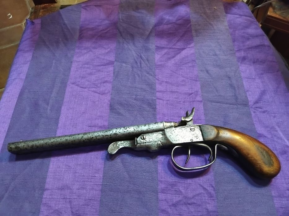 Pistola antiga de coleção  guarnições em ferro