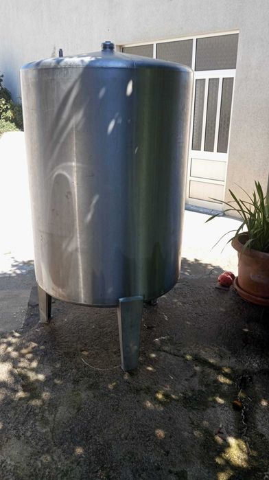 Vendo cuba com capacidade de 500 litros, em bom estado e adequada para diversos tipos de utilização.