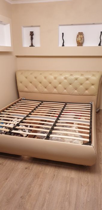 Ліжко із натуральної шкіри з матрацом