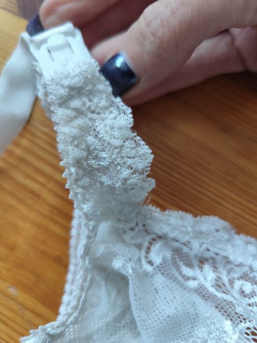 Biustonosz/stanik Vivo biały koronkowy rozmiar ok.75C