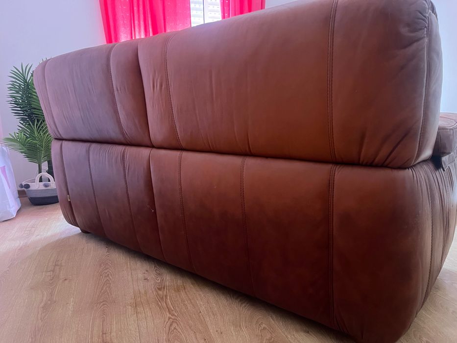 Sofá em pele castanho