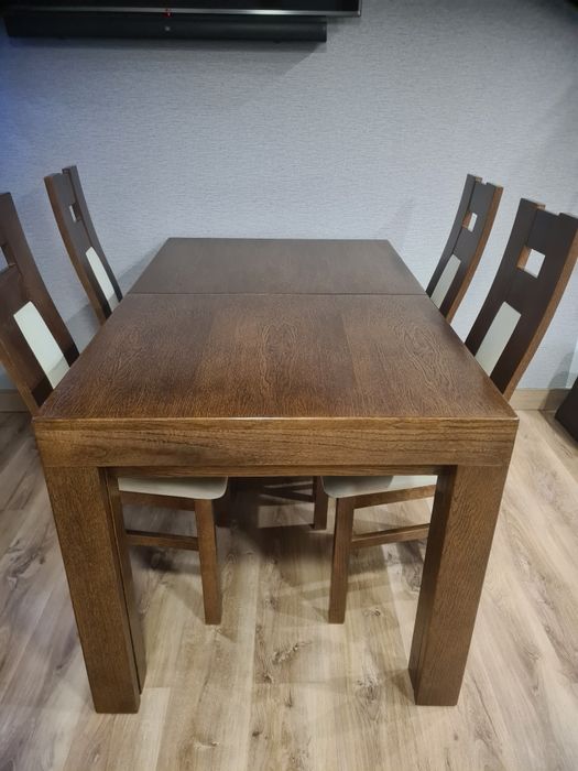 Stół drewniany z krzesłami