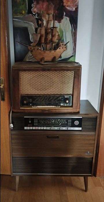 Móvel rádio e gira discos vintage