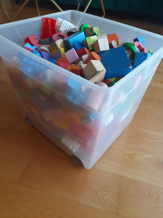 Pudlo klocków plastikowych i drewnianych