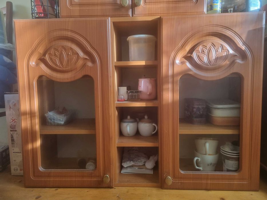 Кухонні меблі: дві тумби та три підвісні шафи