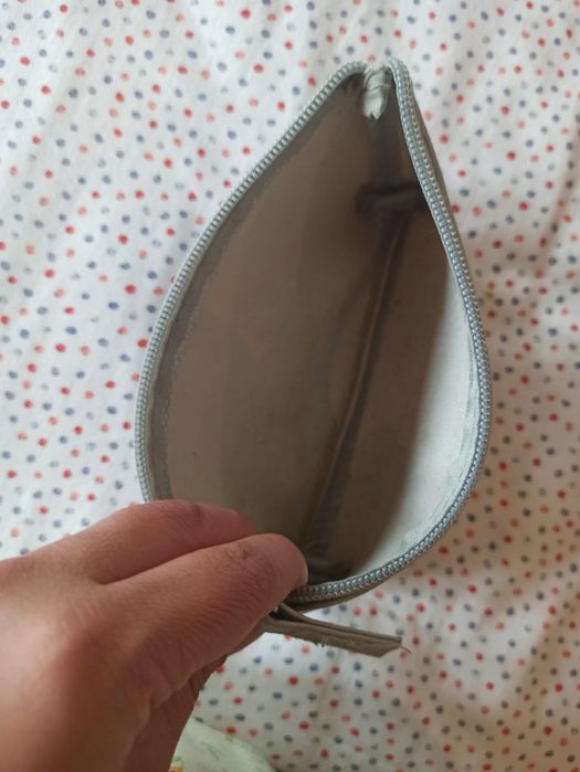 Bolsa / nécessaire prateada cinza