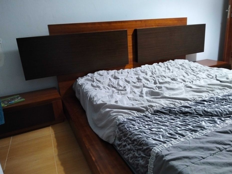 Vendo cama em cerejeira com estrado e mesas de cabeceira