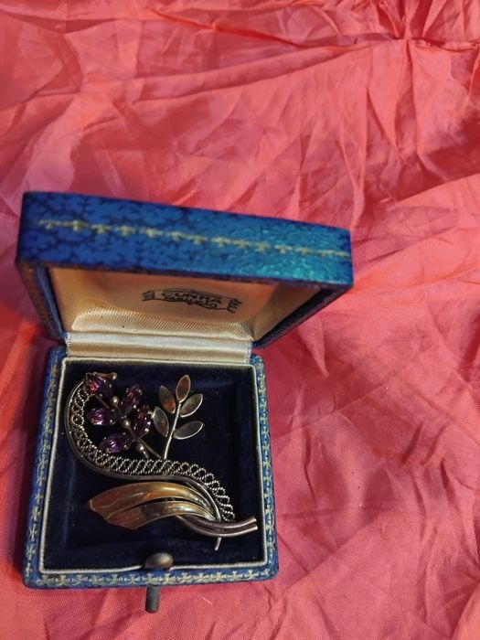 Alfinete de  peito dourado com ametistas