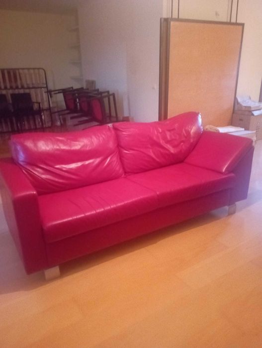 Sofá vermelho em pele