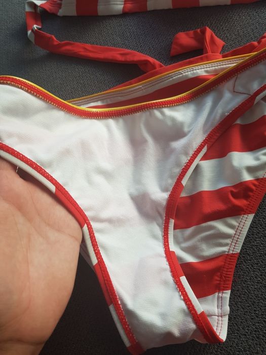 Piękne bikini biało czerwone