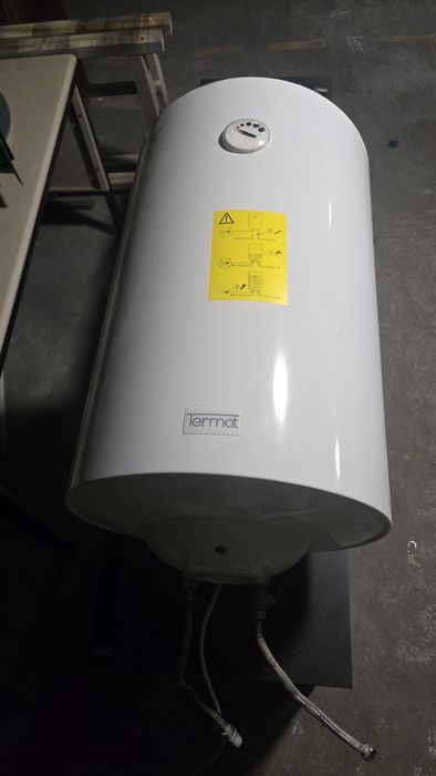 Este é um termoacumulador elétrico da marca Termat, adequado para aquecimento de água..