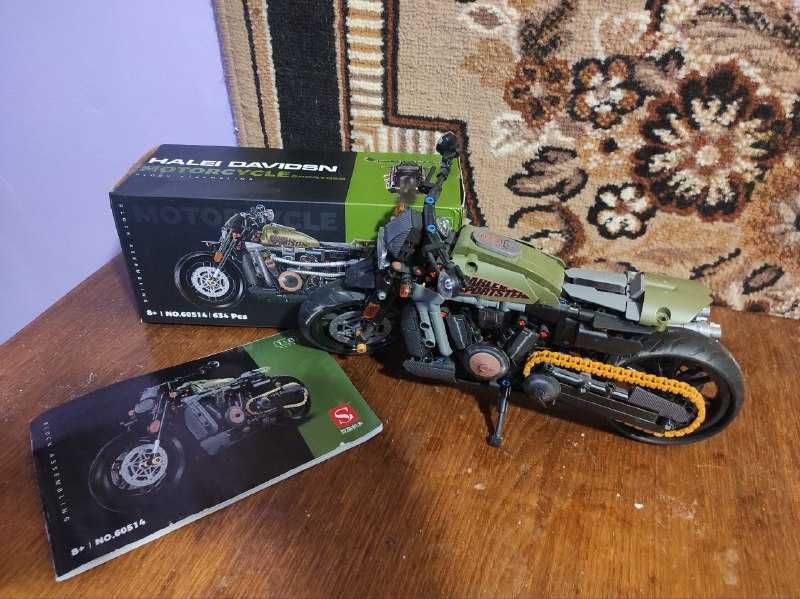 Конструктор Technic мотоцикл Harley-Davidson Sportster в масштабі 1:8