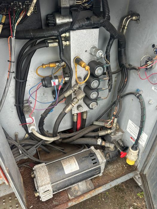 Ножничний навантажувач