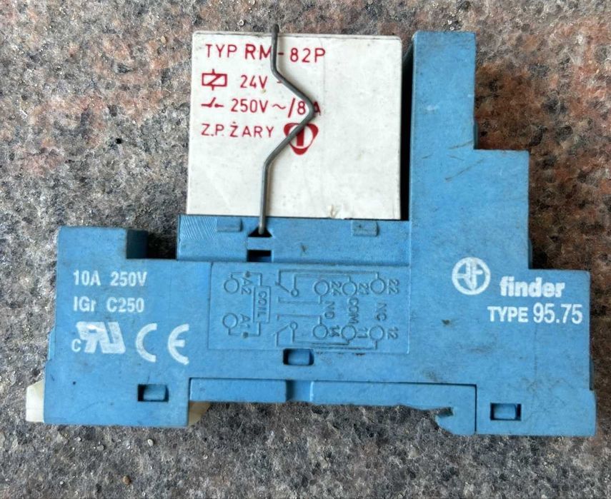 Przekaźnik RM-82P cewka 24Vdc 250V/8A. Plus gniazdo Finder 95.75