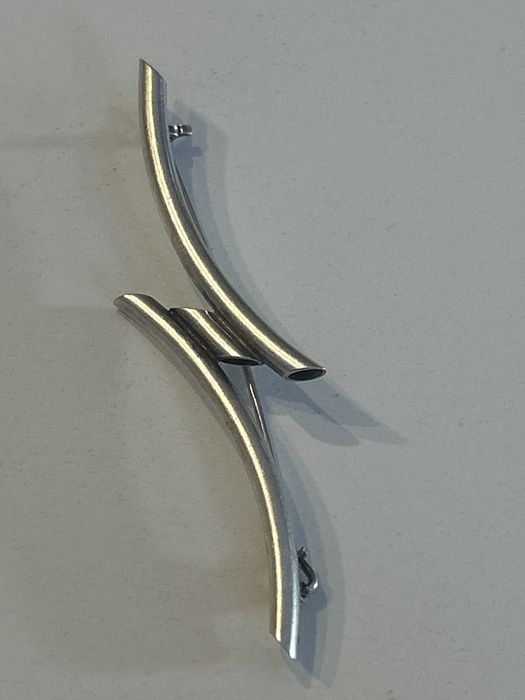 Srebrna broszka z oznaczeniami