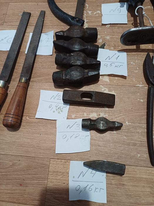 Молотки, напильники, ножницы по металу, ручные дрели, пилы по дереву.