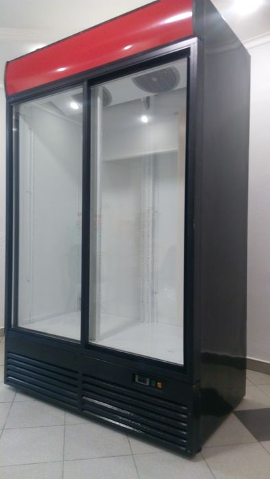 Холодильна вітрина шафа вітрини холодильні холодильник шкаф