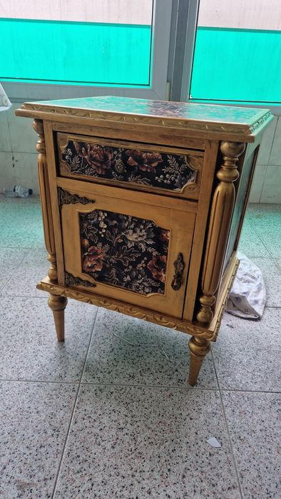Mesinha restaurada em douradone floral