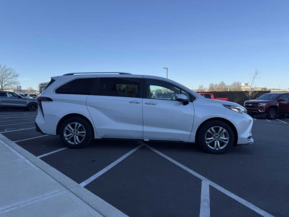 Toyota Sienna Platinum 7-Passenger      2023