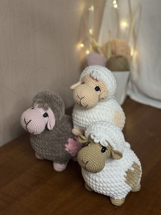 В’язана іграшка ручної роботи Ягнятко серденько