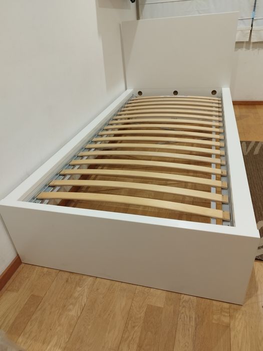 Cama Malm solteiro com estrado, como nova!