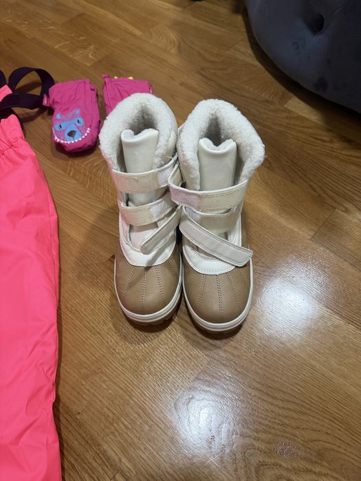 Calças, botas e luvas neve