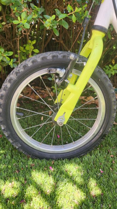 Bicicleta com pedais para criança