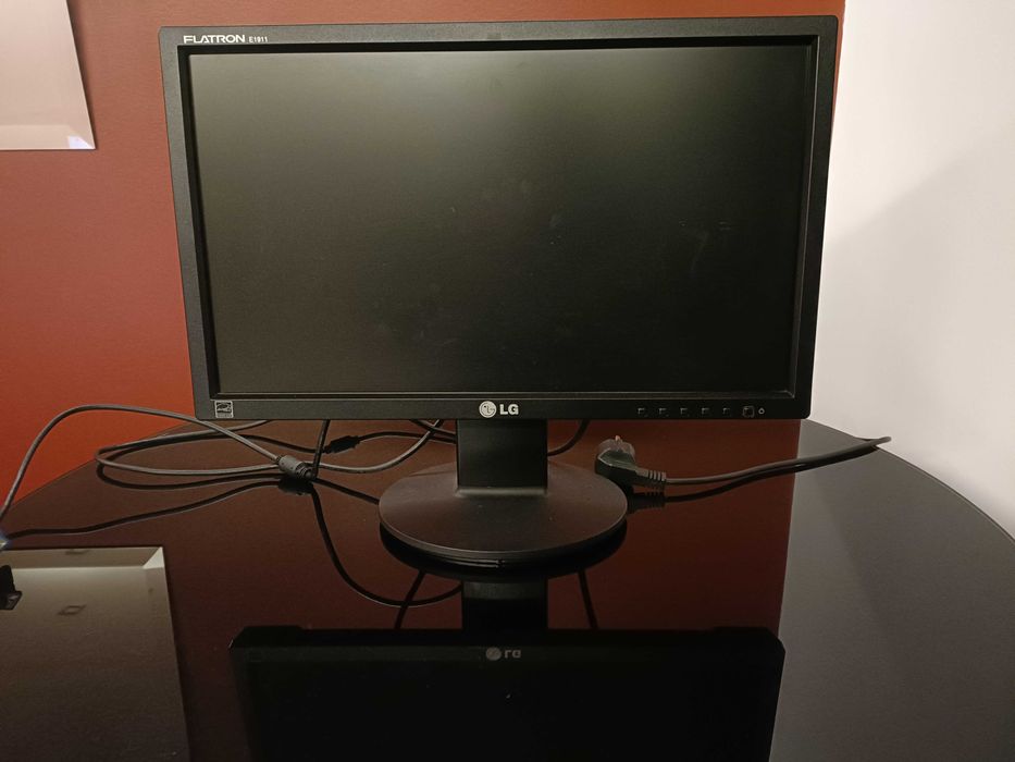 Vendo ecrã, teclado e caixa de computador