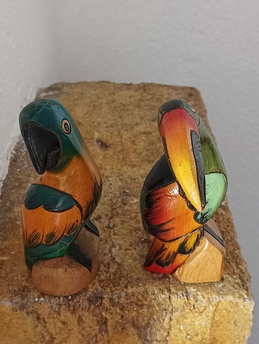 Estatuetas vintage de tucano e papagaio