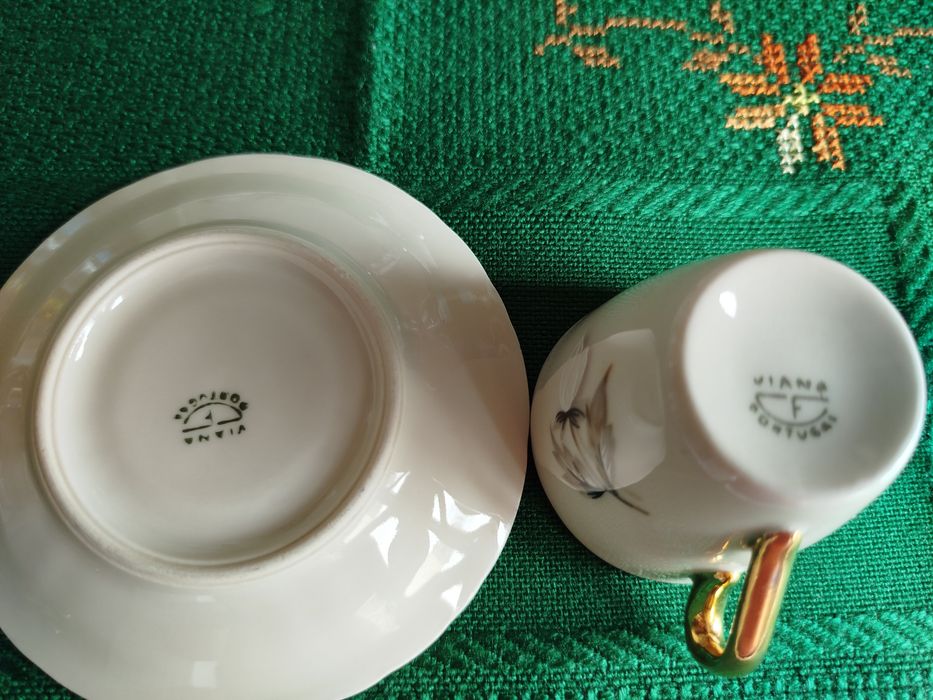 Vários pratos e chávenas de café