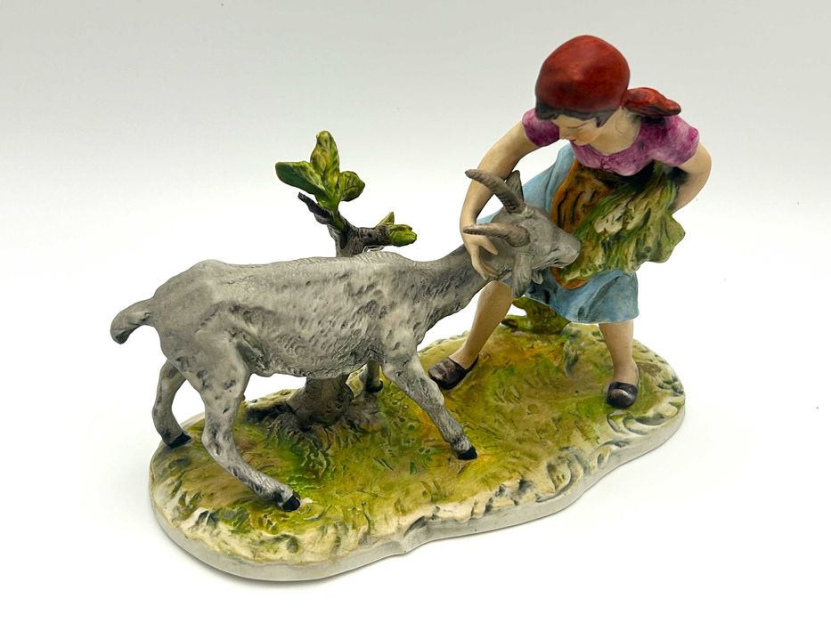 Figurka: „Dziewczyna karmiąca kozę” Capodimonte, piękna, realistyczna
