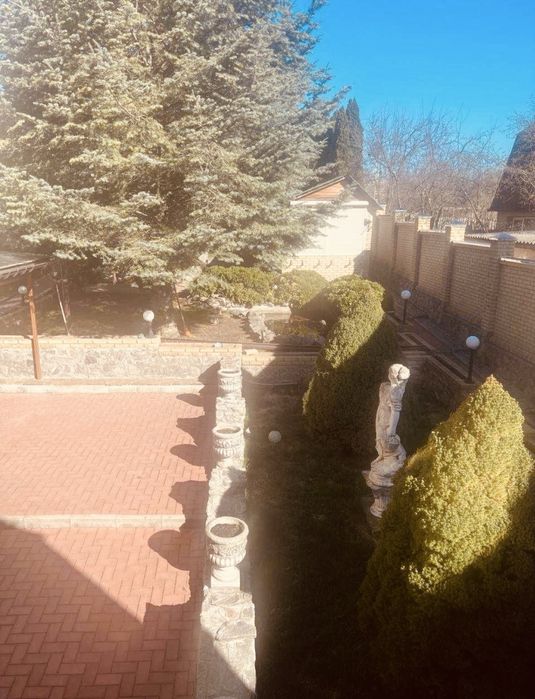 Дом вблизи метро Хол.Гора.Рядом с/м Класс. 240 м2. Старт 180000$.