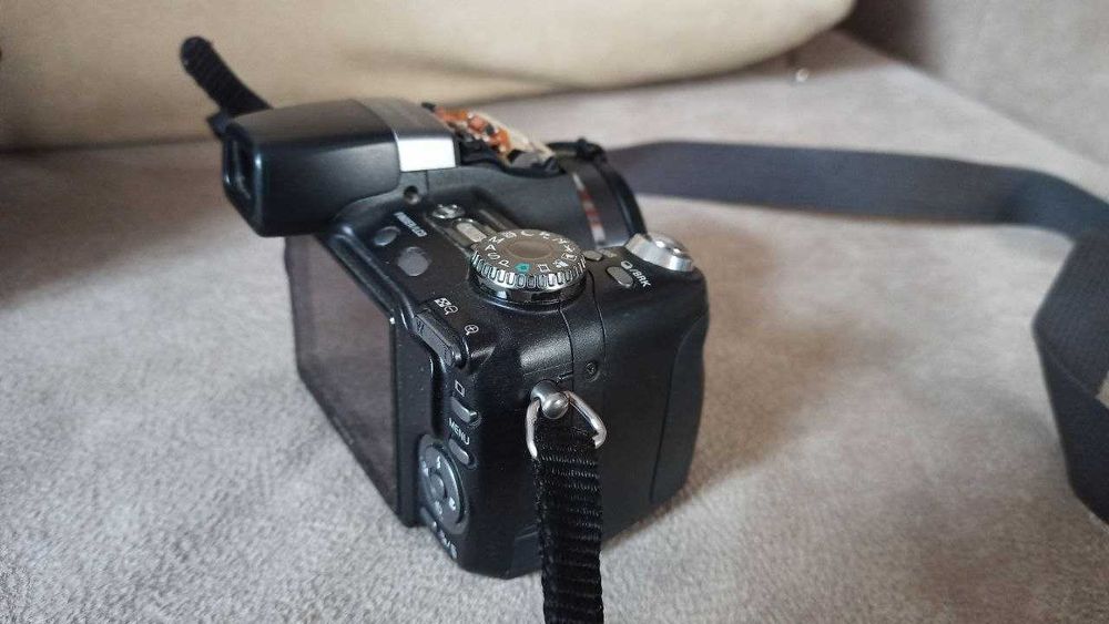 Напівпрофесійний фотоапарат SONY