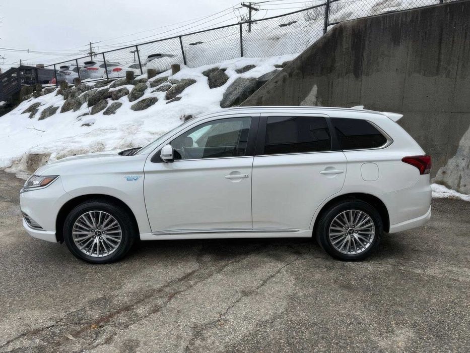 Mitsubishi Outlander PHEV      2020