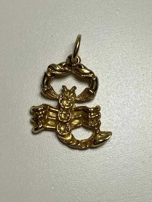 Złota zawieszka skorpion P.585